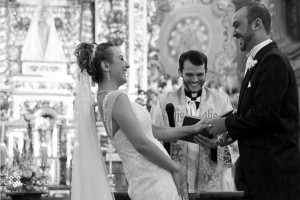 Um dos momentos que não podem faltar é a troca de aliança entre o casal. O mais bacana é o profissional captar a naturalidade daquele instante. Na foto acima, pode-se imaginar que algo engraçado aconteceu, pois, é possível ver a risada dos noivos e do celebrante Foto: Divulgação/Leandro Donato