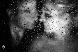 O momento íntimo entre os dois, captado por trás das gotas da chuva, deixam o álbum ainda mais emocionante Foto: Divulgação/Leandro Donato