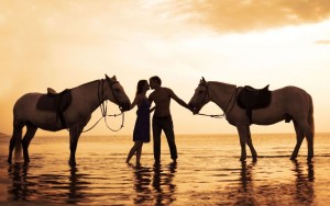 Romantic_Couple_on_Beach_with_Horse - Cópia
